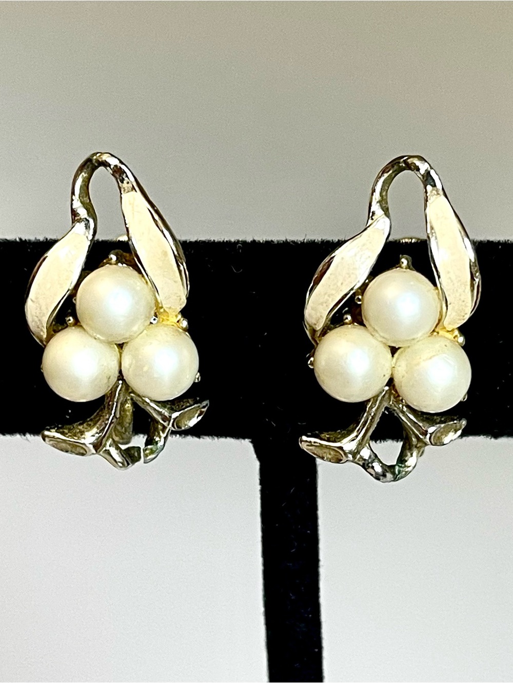 Vintage 1950s Faux Pearl Cluster Screw Back Earrings Silver Tone MCM Retro Chic